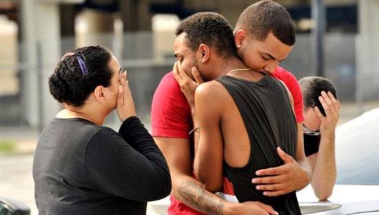 Thân nhân, bạn bè của nạn nhân đau buồn sau vụ thảm sát ở Orlando ngày 12/6 - Ảnh: Reuters.<br>