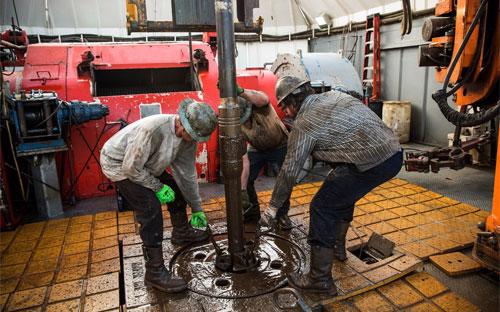Công nhân làm việc trên một giàn khoan dầu đá phiến gần thành phố Wardford, Mỹ - Ảnh: Getty/WSJ.<br>