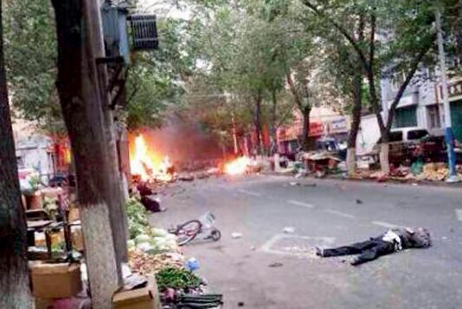 Hình ảnh vụ tấn công kinh hoàng hôm 22/5 ở Tân Cương, Trung Quốc - Ảnh: Weibo.<br>