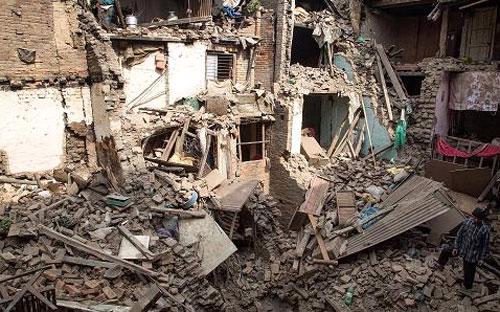 Trận động đất kinh hoàng ở Nepal khiến nhà cửa và các công trình văn hóa có lịch sử hàng thế kỷ đồng loạt đổ sập - Ảnh: Getty/CNBC.<br>