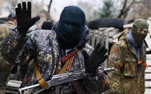 Một phần tử nổi dậy có vũ trang ở miền Đông Ukraine - Ảnh: Reuters.<br>