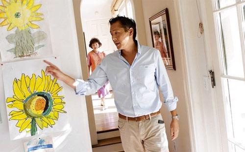 Nhân viên môi giới bất động sản Brent Chang đang giới thiệu nhà được rao bán - Ảnh: WSJ.<br>