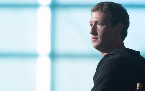 Trong năm 2012, năm mà Facebook trở thành công ty đại chúng, Zuckerberg hưởng mức lương 503.205 USD - Ảnh: Bloomberg.<br>