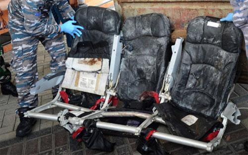 Những chiếc ghế của máy bay AirAsia gặp nạn được các nhà tìm kiếm trục vớt từ biển Java.<br>