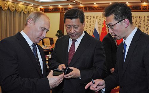 Hai nhà lãnh đạo Nga - Trung đang trò chuyện về chiếc điện thoại độc đáo do Nga sản xuất - Ảnh: RT.