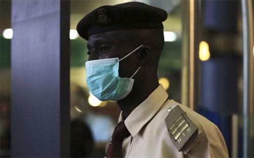 Một nhân viên hải quan ở sân bay quốc tế Azikiwe ở Abuja, Nigeria - Ảnh: Reuters.<br>
