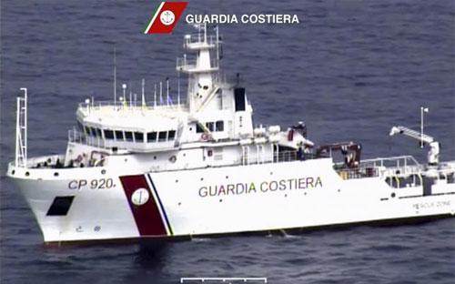 Một tàu hải cảnh của Italy đang nỗ lực tìm kiếm và cứu hộ các nạn nhân vụ đắm tàu di cư trên Địa Trung Hải ngày 19/4 - Ảnh: Reuters.<br>