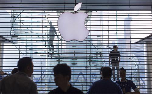 Logo "quả táo" trong một Apple Store ở Hồng Kông - Ảnh: Bloomberg.<br>