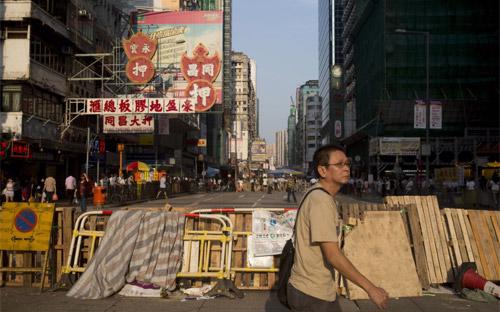 Một rào chắn do người biểu tình dựng lên còn sót lại ở khu Mongkok của Hồng Kông ngày 6/10 - Ảnh: Bloomberg.<br>