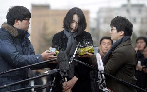 Cho Hyun-ah (giữa) ra xin lỗi trước công chúng hôm 12/12 - Ảnh: Reuters.<br>