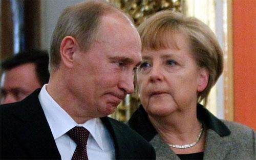 Tổng thống Nga Vladimir Putin (trái) và Thủ tướng Đức Angela Merkel (phải).<br>