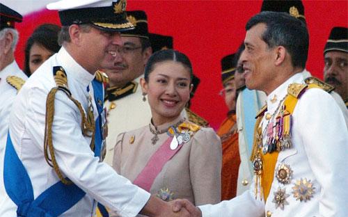 Thái tử Thái Lan (phải) và phu nhân Srirasm (giữa) gặp Hoàng tử Anh Andrew (trái) vào tháng 8/2007 - Ảnh: AP/WSJ.<br>