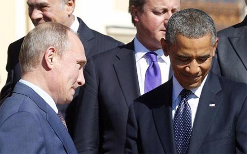 Tổng thống Nga Vladimir Putin (trái) và Tổng thống Mỹ Barack Obama (phải) trong một cuộc gặp.<br>