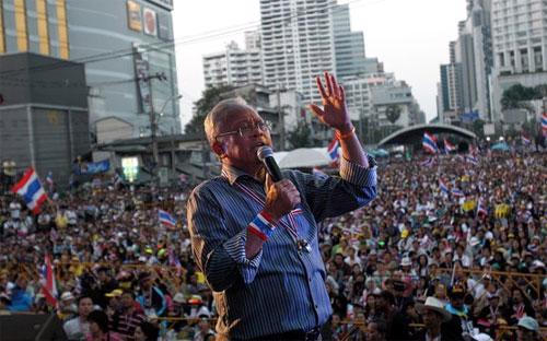 Thủ lĩnh phe đối lập Thái Lan Suthep Thaugsuban phát biểu trước đám đông biểu tình 75.000 người ở Bangkok hôm 13/1 - Ảnh: AP.<br>