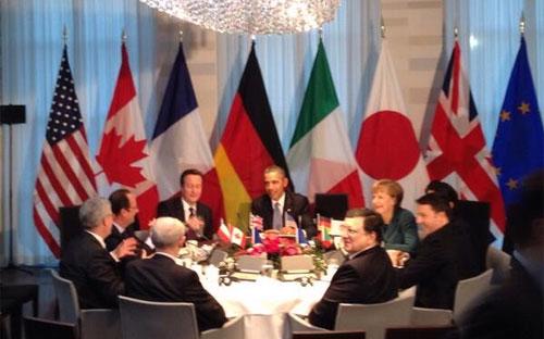 Trong một bức ảnh được Chủ tịch Ủy ban Châu Âu (EC) Jose Barroso đưa lên
 trang Twitter cá nhân, các nhà lãnh đạo của G-7 cùng tươi cười quanh 
một bàn họp không có Tổng thống Nga Vladimir Putin - Ảnh: Twitter.<br>