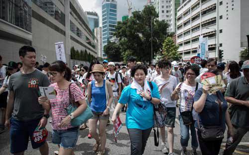 Hàng nghìn người dân Hồng Kông xuống đường biểu tình hôm 1/7 - Ảnh: AFP.<br>