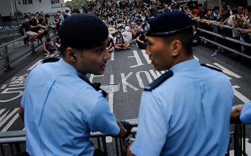Không giống như trong ngày Chủ nhật, đến hôm qua chỉ còn rất ít cảnh sát
 trên các con đường ở Hồng Kông, và họ hầu như không còn mặc trang phục 
chống bạo động - Ảnh: AP/WSJ.<br>