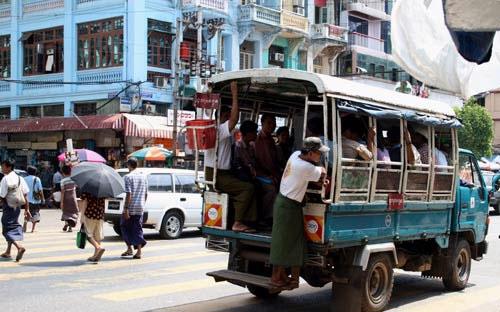 Cảnh đường phố ở Yangon, Myanmar. Những quỹ đầu cơ mang quan điểm hoài nghi ở thị trường châu Á cho 
biết, họ đã học được bài học từ những quốc gia mở cửa thị trường trước 
Myanmar.