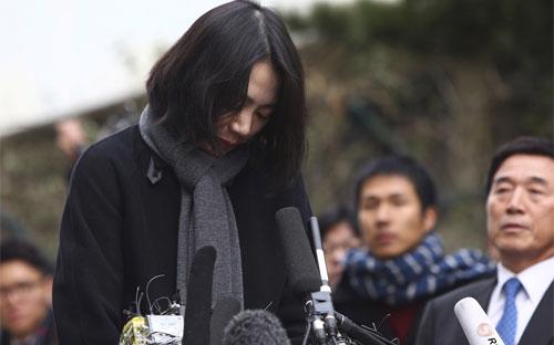 Cho Hyun-ah ra xin lỗi công chúng Hàn Quốc về vụ “hạt mắc-ca nổi giận” hôm 12/12/2014 - Ảnh: EPA.