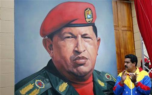 Tổng thống Venezuela Nicolas Maduro bên một bức vẽ người tiền nhiệm Hugo Chavez.<br>