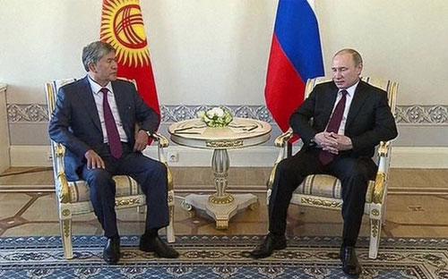 Tổng thống Nga Vladimir Putin và Tổng thống Kyrgyzstan Almazbek Atambeyev - Ảnh: BBC.<br>