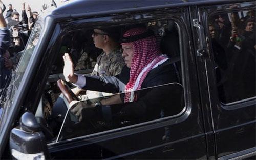 Nhà vua Abdullah của Jordan được dân chúng chào đón sau khi trở về từ chuyến thăm Mỹ - Ảnh: AP/BBC.<br>