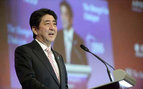 Thủ tướng Nhật Bản Shinzo Abe phát biểu tại Đối thoại Shangri-la ở Singapore hôm 30/5 - Ảnh: AFP.<br>