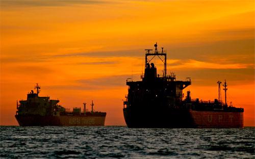 Tàu chở dầu ở bến cảng Long Beach, California, Mỹ - Ảnh: Bloomberg.<br>