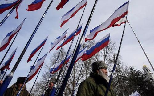 Quốc kỳ Nga tung bay ở Crimea ngày 16/3/2015 trong dịp bán đảo này kỷ niệm một năm ngày gia nhập Nga - Ảnh: Reuters.<br>