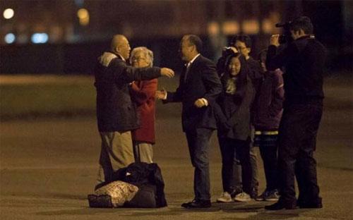 Công dân Mỹ Kenneth Bae (trái) đoàn tụ với gia đình sau chuyến bay từ Triều Tiên về Mỹ - Ảnh: Reuters.<br>