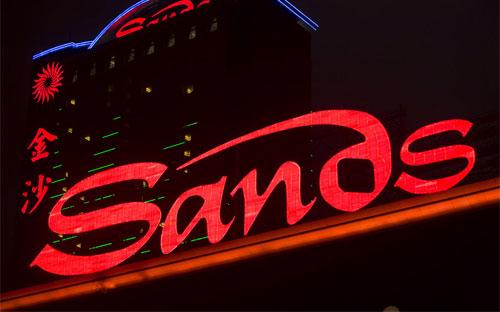 Logo của Sands bên ngoài một sòng bạc ở Macau - Ảnh: Bloomberg.<br>
