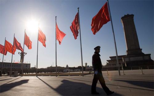 Một cảnh sát đứng gác trên quảng trường Thiên An Môn ở Bắc Kinh, Trung Quốc - Ảnh: Bloomberg.<br>