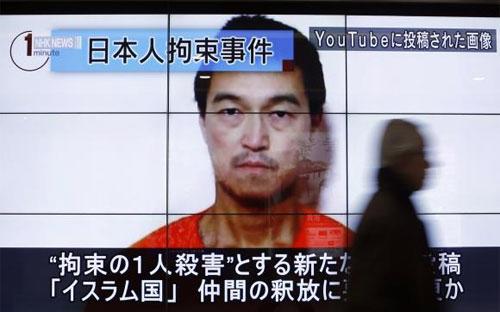 Một màn hình lớn ở thủ đô Tokyo, Nhật Bản đưa tin về Kenji Goto, công dân Nhật đang bị IS dọa hành quyết - Ảnh: Reuters.<br>