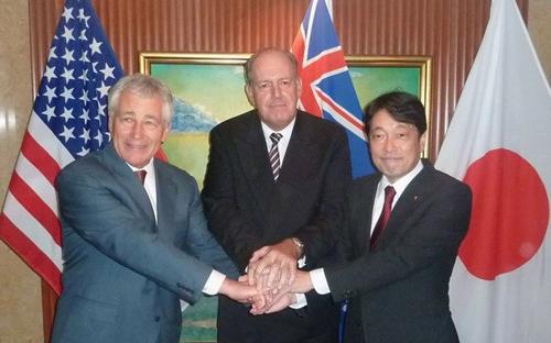 Bộ trưởng Bộ Quốc phòng Mỹ Chuck Hagel, Bộ trưởng Bộ Quốc phòng 
Australia David Johnston và Bộ trưởng Bộ Quốc phòng Nhật Bản Itsunori 
Onodera - Ảnh: Kyodo.<br>