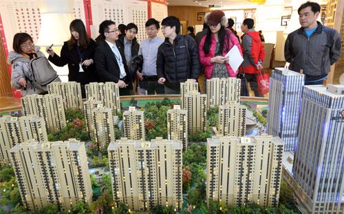 Năm ngoái, trước tình trạng doanh số và giá bán nhà giảm gây sức ép lên 
các chủ đầu tư, Chính phủ Trung Quốc bắt đầu nới các biện pháp hạn chế 
đã áp dụng trước đó nhằm “hạ sốt” bất động sản - Ảnh: Bloomberg. 