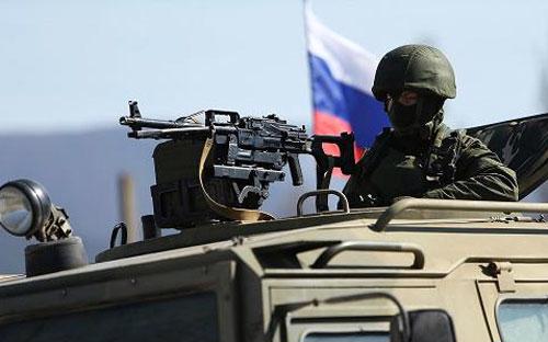 Một người lính Nga ở Simferofol, Crimea hôm 11/3 - Ảnh: Getty.<br>