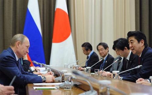 Tổng thống Nga Vladimir Putin (trái) và Thủ tướng Nhật Shinzo Abe (phải) trong cuộc gặp ở Sochi, Nga vào tháng 2 năm nay - Ảnh: AFP/Getty/WSJ.<br>