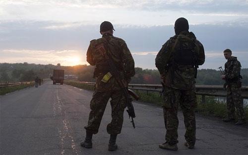 Các phần tử vũ trang thân Nga ở khu vực biên giới giữa Ukraine với Nga - Ảnh: AP.<br>