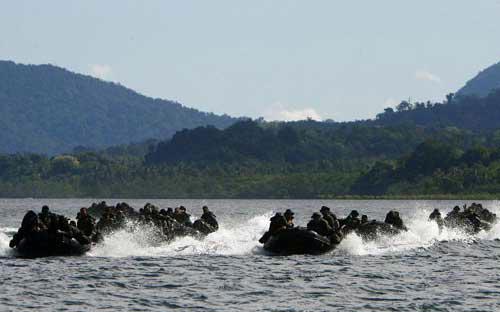 Thủy quân lục chiến Mỹ, Philippines trong một cuộc tập trận - Ảnh: Reuters