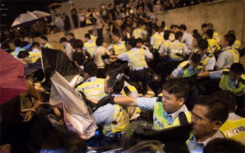 Cảnh sát Hồng Kông trấn áp biểu tình sáng sớm ngày 15/10 tại khu vực quận trung tâm Admiralty - Ảnh: AFP/Getty/WSJ.<br>