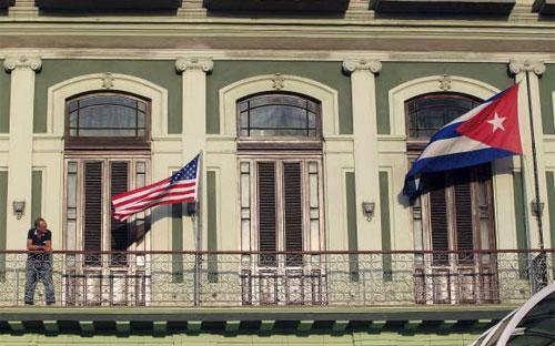 Quốc kỳ Cuba và Mỹ trên ban-công một khách sạn ở Havana ngày 19/1 - Ảnh: Reuters.<br>