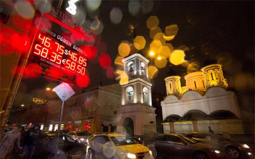 Bảng điện tử thông báo tỷ giá đồng Rúp với đồng USD và Euro bên ngoài một điểm giao dịch ngoại hối ở Moscow - Ảnh: Bloomberg.<br>