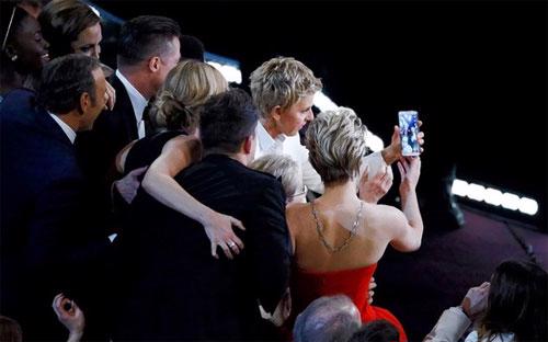 Các nghệ sỹ đang chụp ảnh bằng điện thoại của Samsung ở lễ trao giải Oscar - Ảnh: Reuters.<br>