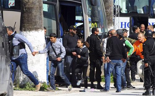Bên ngoài nơi xảy ra vụ tấn công ở bảo tàng Bardo của Tunisia ngày 18/3 - Ảnh: AP/WSJ.<br>