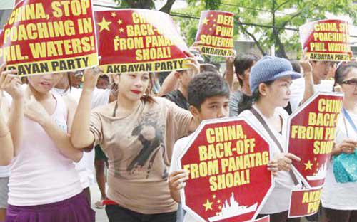 Người dân Philippines biểu tình, đòi Trung Quốc rút tàu khỏi bãi cạn Scarborough - Ảnh: AP.<br>