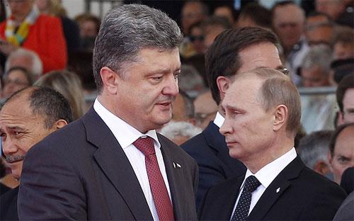 Tổng thống Ukraine Petro Poroshenko (trái) và Tổng thống Nga Vladimir Putin (phải) trong một lần gặp gỡ.<br>