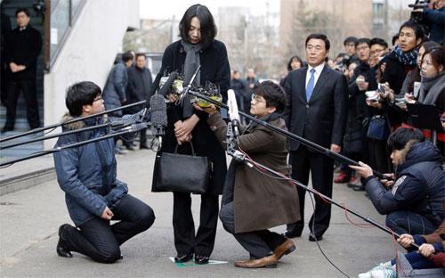 Cho Hyun-ah, con gái Chủ tịch Korean Air Lines, xin lỗi công chúng ngày 12/12 - Ảnh: Reuters.<br>