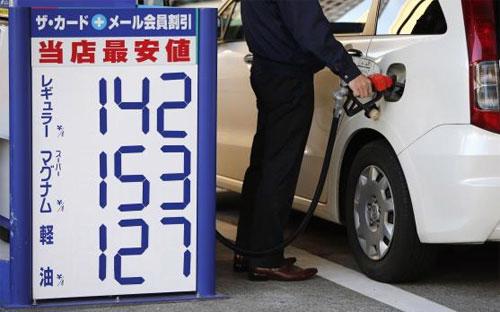 Bảng giá tại một trạm bán xăng dầu ở Tokyo, Nhật hôm 17/12/2014 - Ảnh: Reuters.<br>