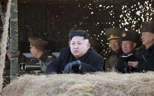 Nhà lãnh đạo Triều Tiên Kim Jong Un theo dõi một cuộc tập trận hải quân nước này hôm 31/1/2015 - Ảnh: Reuters/KCNA.<br>
