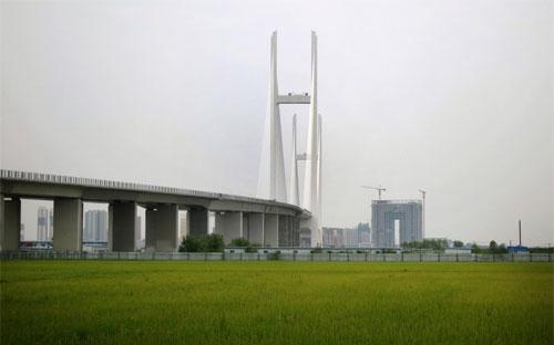 Cây cầu nối qua sông Yalu giữa Trung Quốc và Triều Tiên do phóng viên AP chụp từ phía Triều Tiên - Ảnh: AP/BI.<br>